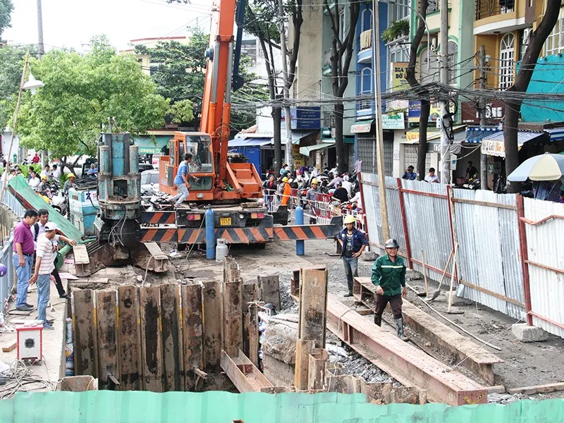 Được biết, lực lượng chức năng đã tiến hành cho robot thăm dò cống để tìm nguyên nhân sụt lún